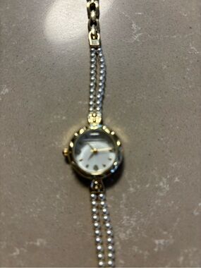 Francesca's Collections Gold Tone Pearl-Accent Bracelet Watch with White Dial